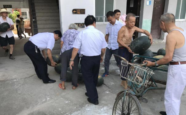 炎炎夏日，為福利院老人送清涼